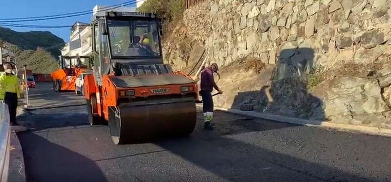 Obras de asfaltado de la vía tras el arreglo del muro/TA.
